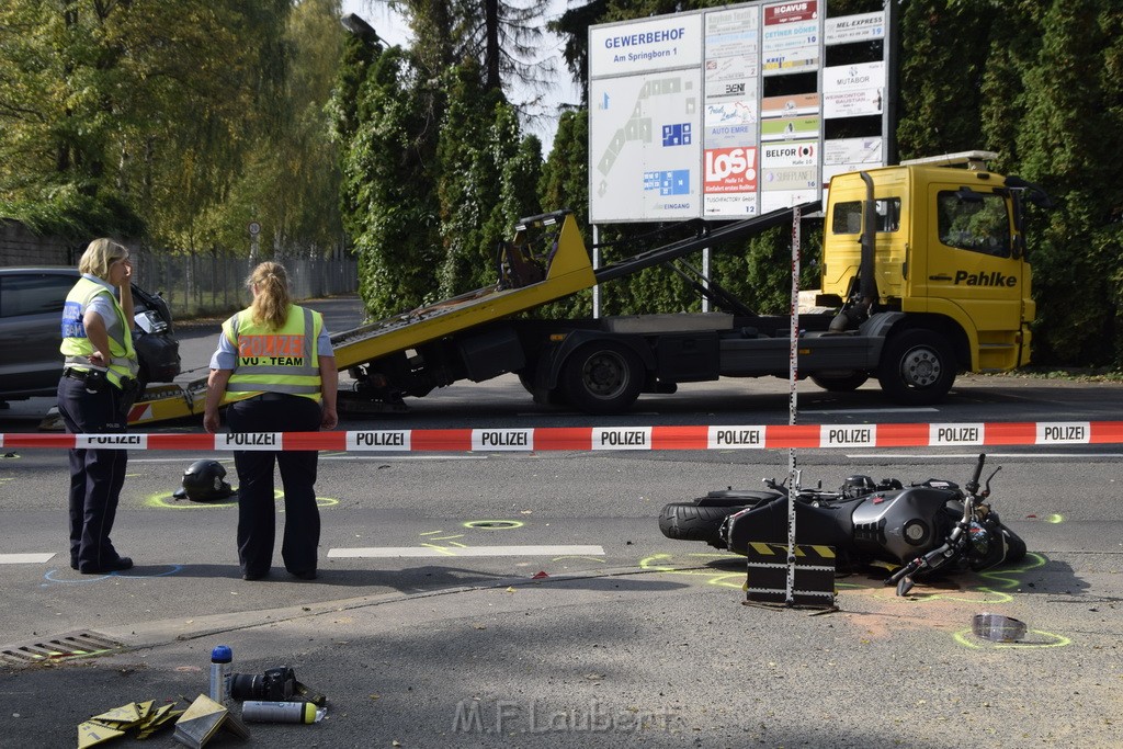 Schwerer Krad PKW Unfall Koeln Muelheim Am Springborn Cottbuserstr P133.JPG - Miklos Laubert